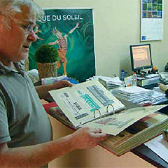 Revisant un catàleg imprès al taller